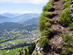 Schmaler Trampelpfad des Klettersteig Pinut bei Flims / Fidaz