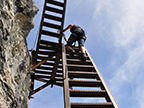 Klettersteigmit vielen Eisentreppen oberhalb Fidaz (Flims)